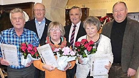 Für ihre langjährige Treue wurden Mitglieder des Obst- und Gartenbauvereins Kupferberg ausgezeichnet. Unser Bild zeigt (von links) Reinhard Schmidtkunz, Ortsvorsitzenden Gerhard Schicker, Elsbeth Bauer, Kreisvorsitzenden Günter Reif, Gerlinde Blinninger und Bürgermeister Alfred Kolenda. Es fehlt Richard Steinlein. Foto: Klaus-Peter Wulf