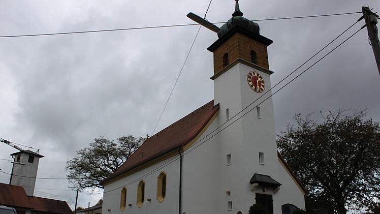 Die Kirche in Obergrub wurde aufwendig saniert. Zum Einweihungsgottesdienst  wurden die politischen Würdenträger der  Marktgemeinde  Heiligenstadt nicht eingeladen.