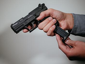 Ob der angeklagte Forchheimer einem Anwohner der Obdachlosenunterkunft eine Waffe in den Mund gesteckt hat - darüber sagten die Zeugen sehr unterschiedlich aus. Ein ärztliches Attest soll Klarheit schaffen. Symbolfoto: Oliver Killig/dpa