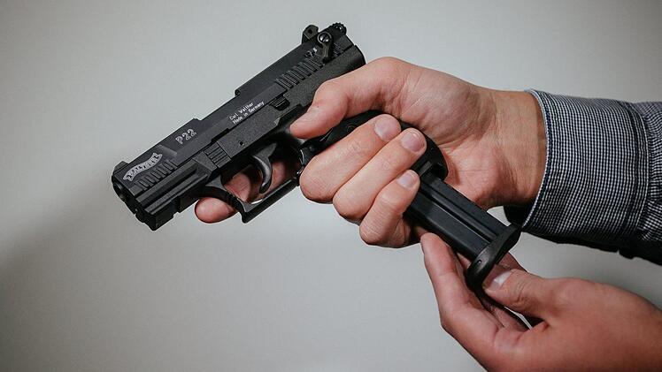 Ob der angeklagte Forchheimer einem Anwohner der Obdachlosenunterkunft eine Waffe in den Mund gesteckt hat - darüber sagten die Zeugen sehr unterschiedlich aus. Ein ärztliches Attest soll Klarheit schaffen. Symbolfoto: Oliver Killig/dpa