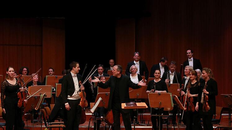 Bei der Beethoven-Gala im Coburger Kongresshaus begeisterte Alexander Lonquich gleich doppelt - als Pianist und als Dirigent des Philharmonischen Orchesters.Foto: Jochen Berger