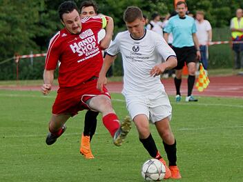 Der Haßfurter Kapitän Andre Poeltz (l.) fährt dem Aidhäuser Torschützen Marcel Bönisch (r.) in die Parade.  Foto: Günther Geiling