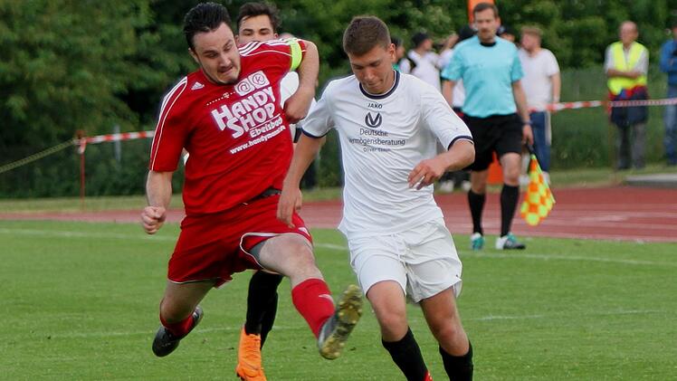 Der Haßfurter Kapitän Andre Poeltz (l.) fährt dem Aidhäuser Torschützen Marcel Bönisch (r.) in die Parade.  Foto: Günther Geiling