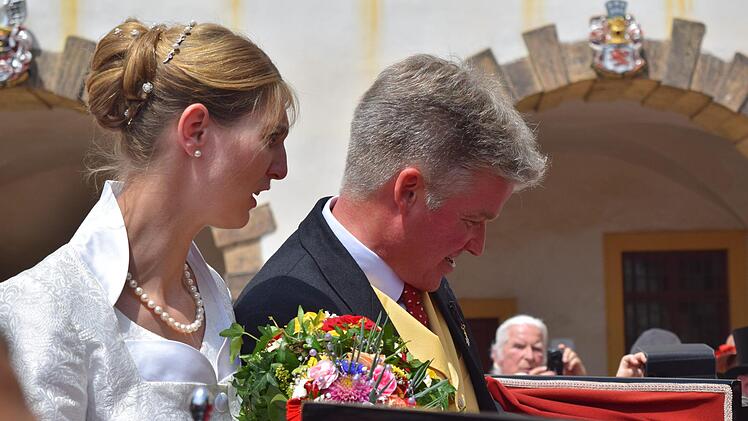 Stephanie Prinzessin von Sachsen-Coburg und Gotha und Jan Stahl nach  ihrer Trauung auf Schloss Friedenstein. Daniela Pondelicek