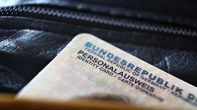 Das EU-Parlament hat Bestimmungen zu den Personalausweisen aller EU-B&uuml;rger beschlossen. Foto: Karl-Josef Hildenbrand/dpa