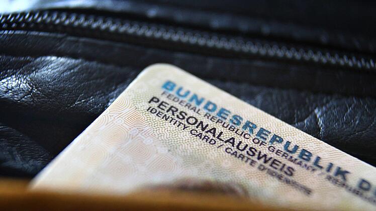 Das EU-Parlament hat Bestimmungen zu den Personalausweisen aller EU-Bürger beschlossen. Foto: Karl-Josef Hildenbrand/dpa