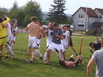Nach dem feststehenden Aufstieg in die Kreisliga vollf&uuml;hrten die Rottersh&auml;user Spieler auf dem Fu&szlig;ball-Platz in Nordheim wilde Freudent&auml;nze. Foto: Ann Christin Helfrich