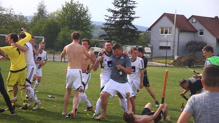 Nach dem feststehenden Aufstieg in die Kreisliga vollf&uuml;hrten die Rottersh&auml;user Spieler auf dem Fu&szlig;ball-Platz in Nordheim wilde Freudent&auml;nze. Foto: Ann Christin Helfrich