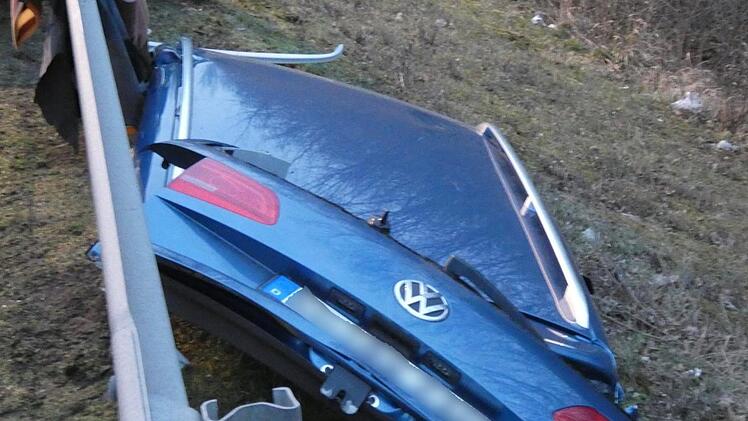 Zur schonenden Rettung der Beifahrerin musste das Fahrzeugdach mit Rettungsscheren abgetrennt werden.