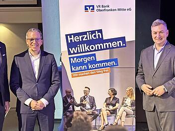 Die VR-Bank Vorstandsmitglieder Frank Kaiser (links) und Markus Schappert (rechts) begrüßten als Referenten die Experten Arne Rautenberg (Zweiter von links) und Markus Gürne.