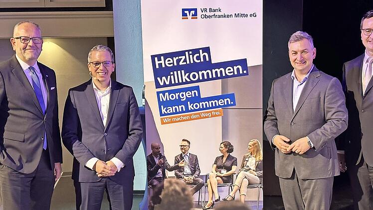 Die VR-Bank Vorstandsmitglieder Frank Kaiser (links) und Markus Schappert (rechts) begrüßten als Referenten die Experten Arne Rautenberg (Zweiter von links) und Markus Gürne.