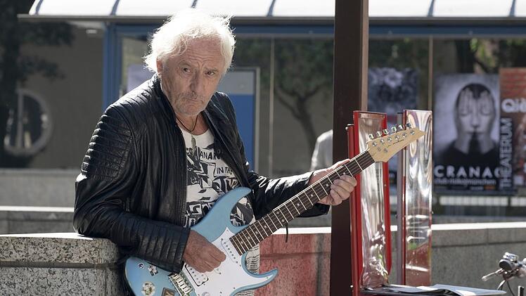 Mit der Fender Stratocaster durchs Leben: Günther Maria Halmer (hier in der Rolle des Lebenskünstlers Hartmut) ist inzwischen 82 Jahre alt.