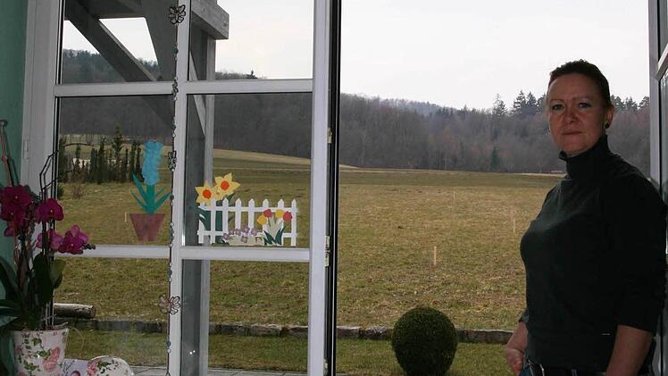 Karolin Herbst gibt den Kampf um ihre Ortsrandlage mit Blick auf den Hahnberg noch nicht auf. Fotos: Baier