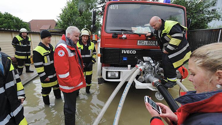 Statt Forchheim besucht der bayerische Minsterpräsident Horst Seehofer (CSU) , wie hier am 3. Juni in Rosenheim, heute lieber die Überschwemmungsgebiete in Straubing und Deggendorf. Foto: Tobias Hase/dpa