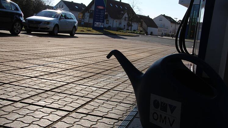 Von außen nicht zu sehen: Die OMV-Tankstelle in Heßdorf ist eine Hochsicherheitszone. Foto: Christian Bauriedel