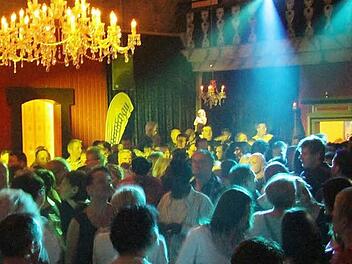 Volles Haus bei der Ü-30-Flirtparty im Kauernburger "Schlössla": Schon vor Mitternacht platzte der Saal aus allen Nähten.  Fotos: Sonja Adam