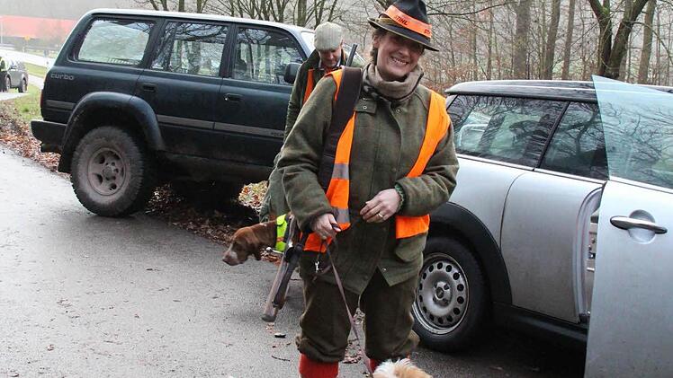 Gleich geht's los! Anna von Pelchrzim mit ihrem Jagdhund, einem Grand Basset Griffon Vendéen.