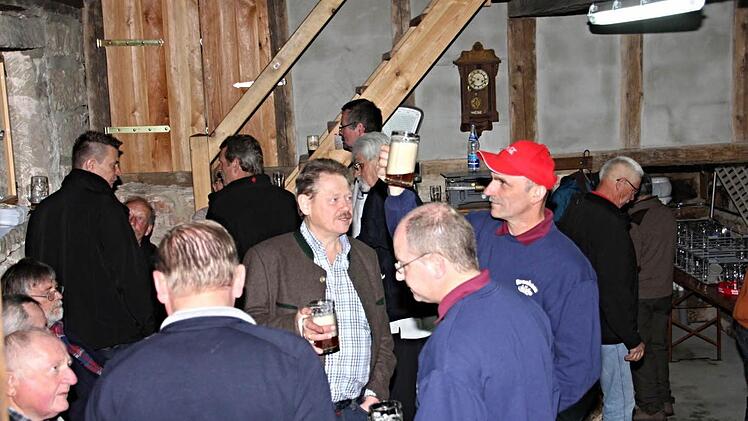 Fachsimpeln gehört dazu, wie überhaupt das Bier bekanntlich ein sehr kommunikatives Getränk ist. Das, was die fränkische Brautradition bietet, sucht der Bierkäufer im Supermarkt vergeblich. Auch deshalb ist die Belebung der Brauhäuser ein wichtiges Element des Landlebens.