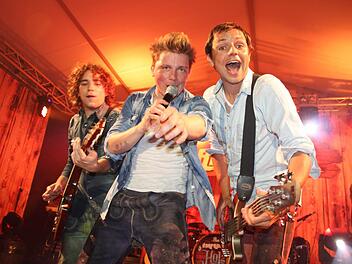 Die Dorfrocker gaben ihren Fans ordentlich Zunder: Gitarrist Philipp, Sänger Tobias und Bassist Markus (von links) begeisterten mit Stimmungshits aus ihrem aktuellen Album "Holz".