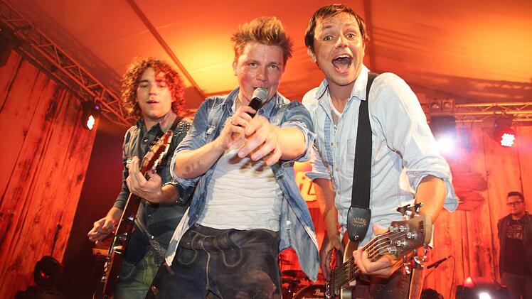 Die Dorfrocker gaben ihren Fans ordentlich Zunder: Gitarrist Philipp, Sänger Tobias und Bassist Markus (von links) begeisterten mit Stimmungshits aus ihrem aktuellen Album "Holz".