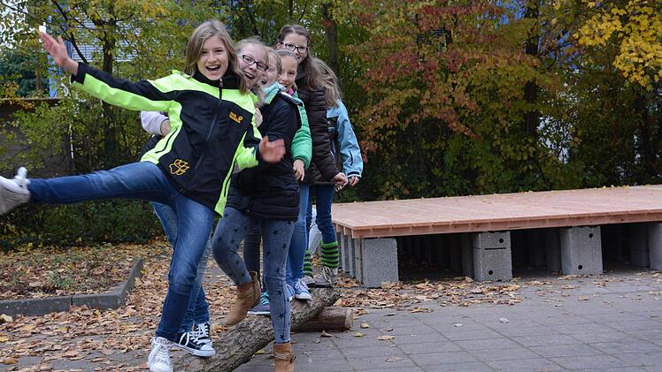 Schüler balancieren auf einem Baumstamm, im Hintergrund ist die Liegefläche zu sehen.Foto: Elisabeth Assmann