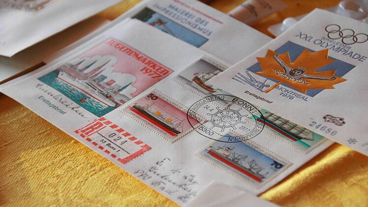 Claudia Lay sammelt seit 60 Jahren Briefmarken. Foto: Carmen Schmitt