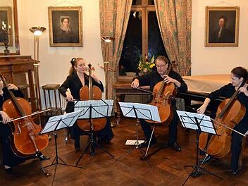 Ungewohnte Klänge im Schloss Oberau (v. l.): Tinh Thuy Lutz, Ulrike Maria Gossel, Horst Windhagauer, Claudia Hödl-Kabadaic Foto: Adreas Welz