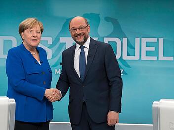 Amtsinhaberin Angela Merkel (CDU) und ihr Herausforderer Martin Schulz (SPD). Wenn Sie k&ouml;nnten, wen w&uuml;rden sie direkt zum Kanzler w&auml;hlen? Foto: Herby Sachs/ARD-Pool/dpa