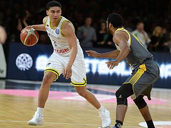 Auch die 19 Punkte von James Robinson (links, gegen Adika Peter-McNeilly) konnten das Viertelfinal-Aus von Medi Bayreuth nicht verhindern.  Foto: Peter Mularczyk
