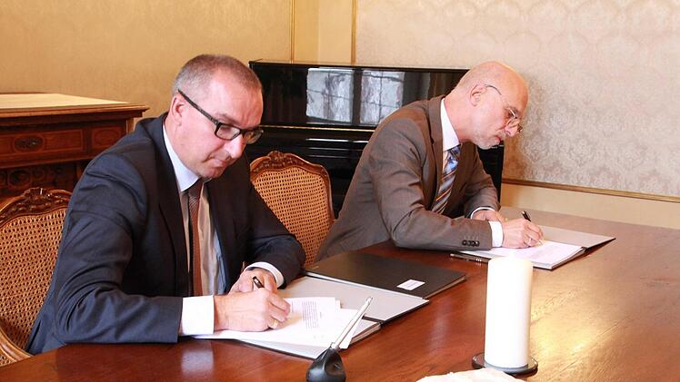 Die Bürgermeister Andreas Sandwall (Bad Bocklet) und Kay Blankenburg (Bad Kissingen) haben gestern die Verschmelzung der beiden Standesämter ihrer Gemeinden mit ihrer Unterschrift amtlich gemacht.