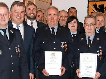 Die Geehrten inmitten der fast komplett ausgetauschten Führungsmannschaft der Pressecker Feuerwehr mit den Feuerwehr-Führungskräften, Landrat und Bürgermeister: Klaus Tempel (mit Urkunde links), Horst Tempel (rechts dahinter) und Uwe Rehder (mit Urkunde rechts); dazwischen Nadja Rehder, die erste Vertrauensfrau in der Pressecker Feuerwehr Fotos: Klaus Klaschka