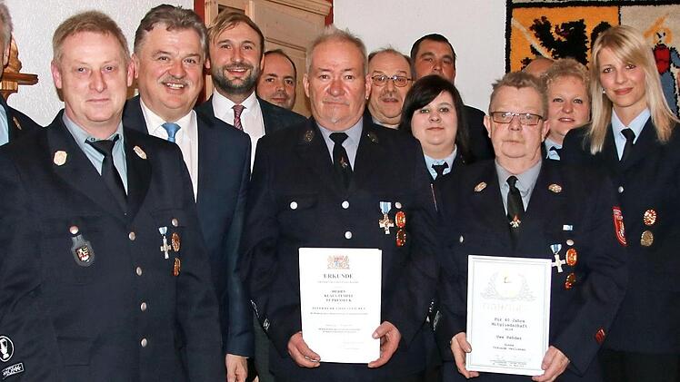 Die Geehrten inmitten der fast komplett ausgetauschten Führungsmannschaft der Pressecker Feuerwehr mit den Feuerwehr-Führungskräften, Landrat und Bürgermeister: Klaus Tempel (mit Urkunde links), Horst Tempel (rechts dahinter) und Uwe Rehder (mit Urkunde rechts); dazwischen Nadja Rehder, die erste Vertrauensfrau in der Pressecker Feuerwehr Fotos: Klaus Klaschka