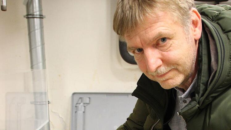 Jochen Wehner zeigt die Betonproben, die im Maxwasser unter der Wandelhalle getestet werden. Benedikt Borst