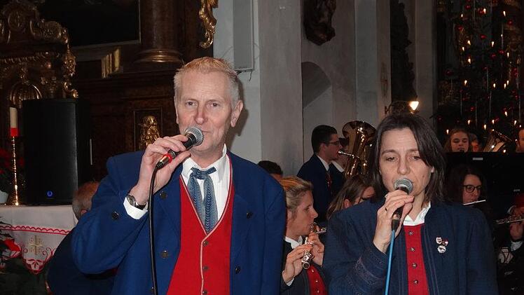 Rudi Fischer und seine Frau Ute sangen die Hommage an die Schönheit der  Rhöner Heimat. Foto: Marion Eckert