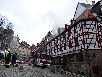 Brand nahe Albrecht-Dürer-Haus in Nürnberg: Die Feuerwehr musste nicht nur gegen Flammen, sondern auch gegen starken Rauch ankäpfen. Foto: NEWS5 / Oßwald