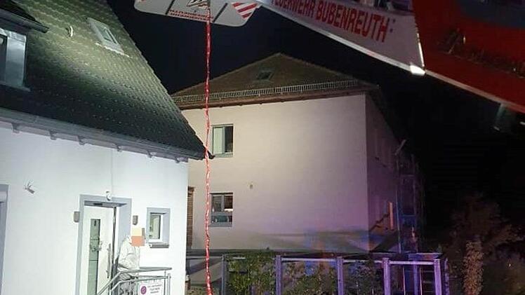 Gruppenübung der Freiwilligen Feuerwehr Bubenreuth: Einsatz mit der Gelenkdrehleiter