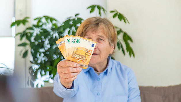 Symbolbild: Rentner, Steuererklärung, Steuer, Bargeld, Geld, Euro, Altersvorsorge
