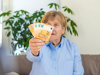 Symbolbild: Rentner, Steuererklärung, Steuer, Bargeld, Geld, Euro, Altersvorsorge