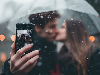 WhatsApp bringt mit dem neuen Nachtmodus bessere Fotos bei Dunkelheit – so gelingen Schnappschüsse auch ohne zusätzliche Apps. Selfie, Foto, Handyfoto, Handykamera, Nachtmodus