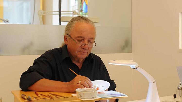 Der Porzellanmaler Ehrenfried Riegel am Samstag bei der Arbeit im Schmuck-Atelier Meinck.