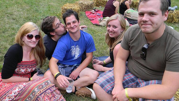 Harmonie und Liebe: Festival-Atmo auf grüner Wiese.