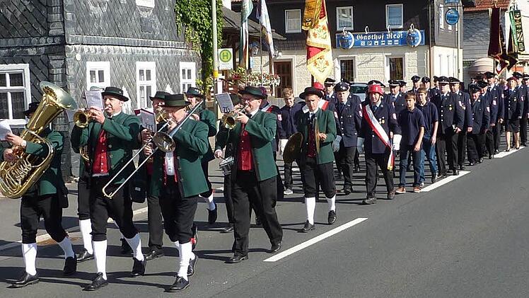 Ein stattlicher Festzug unter Vorantritt der Bläsergruppe der Zechgemeinschaft Neukenroth bewegte sich vom Gotteshaus St. Katharina zum neuen Feuerwehrgerätehaus. Fotos: Gerd Fleischmann