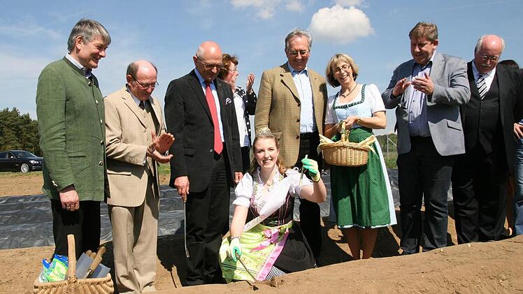 Prinzessin Daniela I. bewies, dass sie Spargel stechen kann, dann durften die Prominenten ran: Heinrich Rudrof, der Sprecher der Spargelgemeinschaft Hirschaid, Hans Ott, Günther Denzler, Andreas Schlund, Andreas Schwarz und Wilhelm Wenning. Foto: Werner Baier