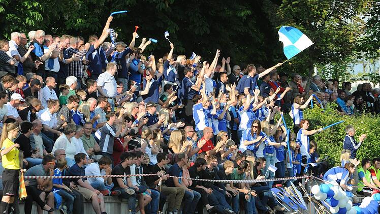 Grund zum Feiern hatten die Fans des VfB Burglauer in Eltingshausen. Foto: Hopf