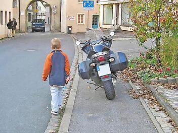 In der Bayreuther muss sich ein Junge in Gefahr begeben, um weiterlaufen zu können.