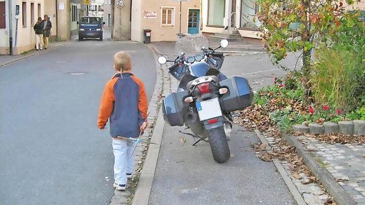 In der Bayreuther muss sich ein Junge in Gefahr begeben, um weiterlaufen zu können.