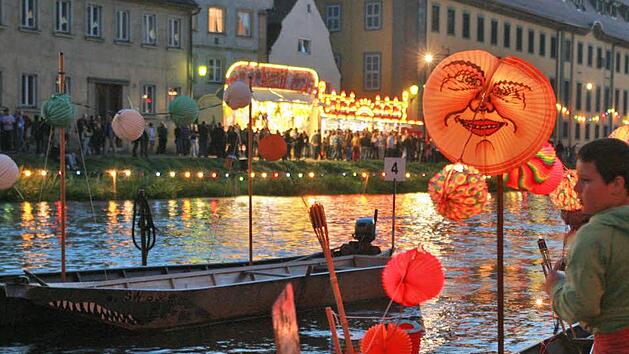 Die traditionellen Gondeln sind zur Sandkerwa besonders festlich geschm&uuml;ckt.Bild: Archiv/Barbara Herbst