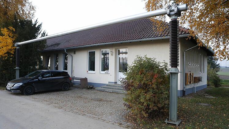 Betriebsgebäude Hier laufen Informationen aus allen Steuer- und Messeinrichtungen zusammen. Elektrische Geräte können auch vor Ort gesteuert werden. Foto: Matthias Hoch