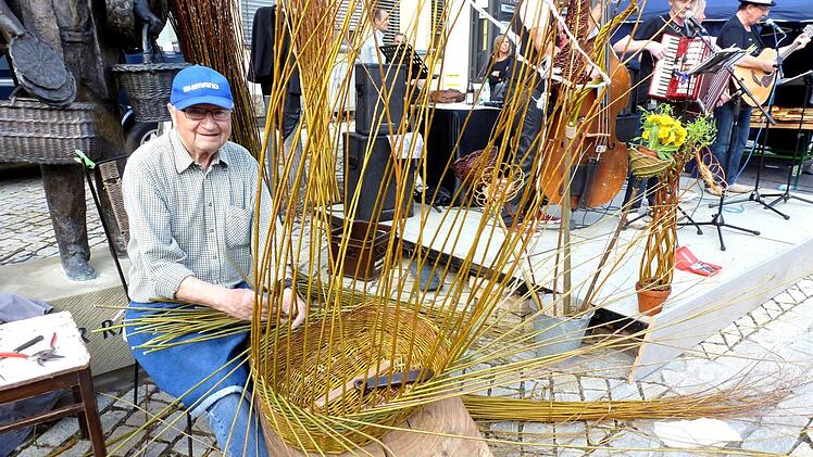 Auch Korbmachern, im Bild Werner Schmidt, konnte man beim Sander Korb-und Weinmarkt beim Korbflechten zuschauen. Viele Besucher bestaunten die Fingerfertigkeit des Handwerkers.