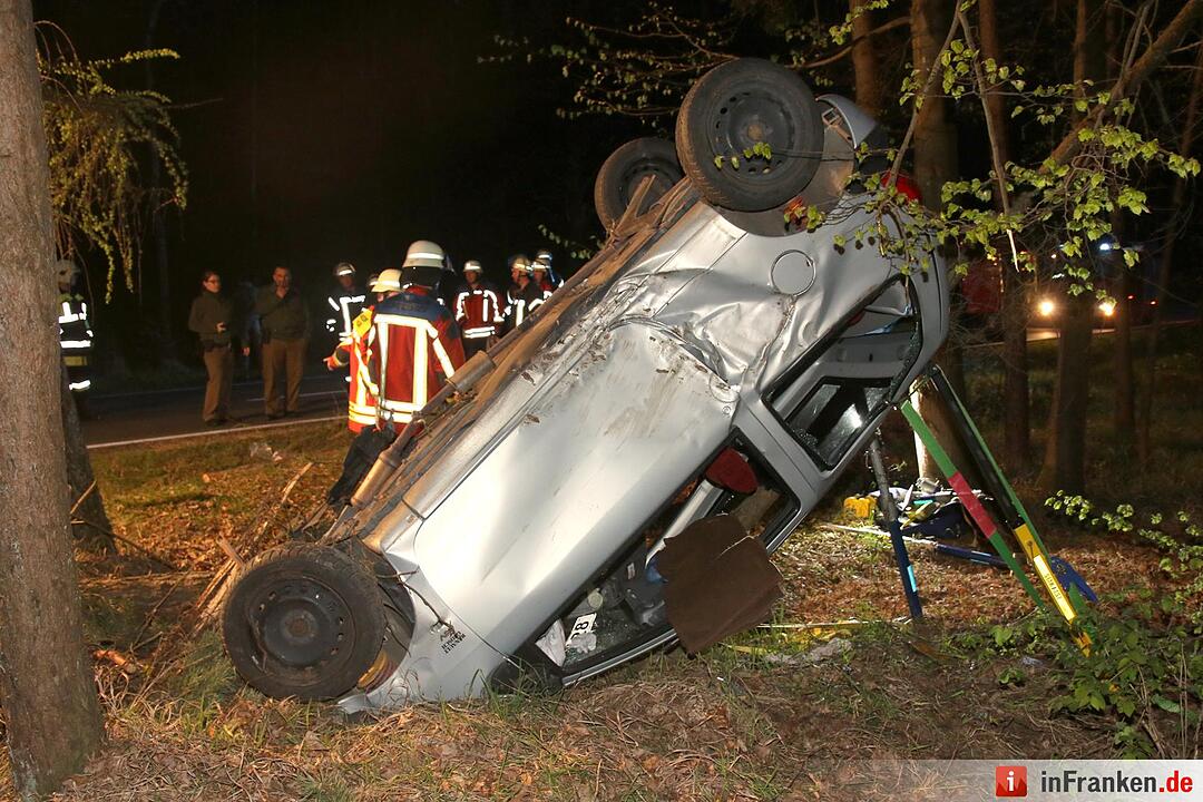 Auto kommt von B303 ab und landet zwischen Bäumen